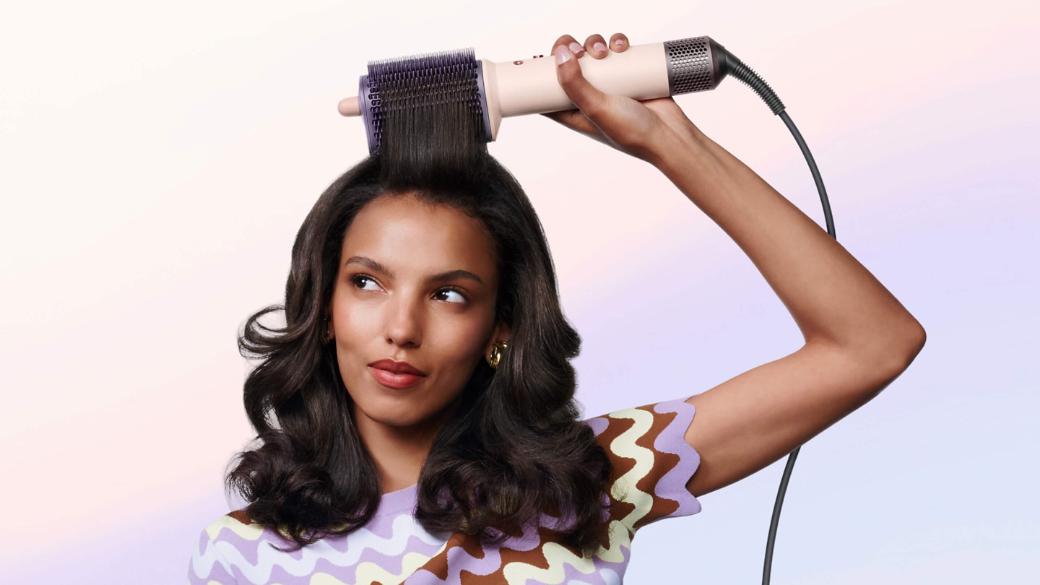 žena používající Stylingový kartáč Dyson Airsmooth (Ceramic Pink/Rose Gold)