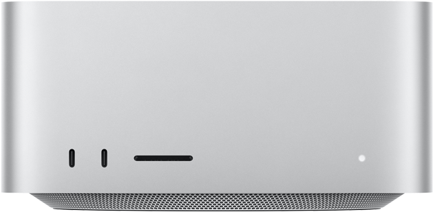 Pohled zepředu na Mac Studio, dva porty USB‑C, slot na kartu SDXC, stavová kontrolka, základna se zkosenými hranami, plochá horní strana, zaoblené boční hrany, rovné strany, stříbrná barva