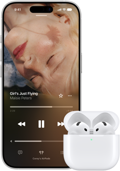 iPhone vedle AirPodů v otevřeném nabíjecím pouzdře