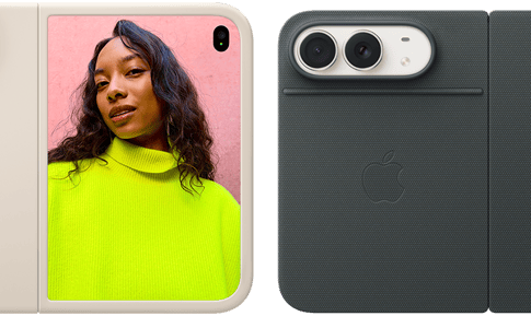 Pohled zezadu na úplně otevřený nebesky bílý iPhone Duo otočený na šířku, v pískovém silikonovém krytu, vlevo nahoře dvojitá Fusion fotosoustava, kryt chrání celou zadní stranu a okraje vnějšího displeje,
na pravé straně je vidět vnější displej a na něm portrét člověka. Pohled zezadu na nebesky bílý iPhone Duo v námořnicky modrém krytu, dvojitá 48Mpx Fusion zadní fotosoustava se dvěma objektivy