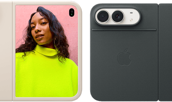 Pohled zezadu na úplně otevřený nebesky bílý iPhone Duo otočený na šířku, v pískovém silikonovém krytu, vlevo nahoře dvojitá Fusion fotosoustava, kryt chrání celou zadní stranu a okraje vnějšího displeje, na pravé straně je vidět vnější displej a na něm portrét člověka. Pohled zezadu na nebesky bílý iPhone Duo v námořnicky modrém krytu, dvojitá 48Mpx Fusion zadní fotosoustava se dvěma objektivy