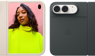 Pohled zezadu na úplně otevřený nebesky bílý iPhone Duo otočený na šířku, v pískovém silikonovém krytu, vlevo nahoře dvojitá Fusion fotosoustava, kryt chrání celou zadní stranu a okraje vnějšího displeje, na pravé straně je vidět vnější displej a na něm portrét člověka. Pohled zezadu na nebesky bílý iPhone Duo v námořnicky modrém krytu, dvojitá 48Mpx Fusion zadní fotosoustava se dvěma objektivy