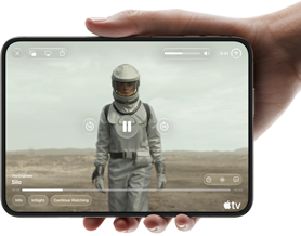 Úplně otevřený iPhone Duo, jedna ruka ho drží na šířku, na vnitřní obrazovce je snímek ze seriálu Apple TV „Silo“