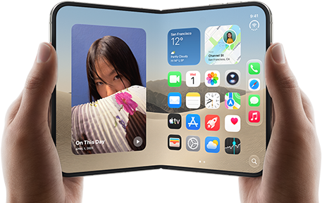 Rozevřený iPhone&nbsp;[V68] v&nbsp;barvě [L8], dvě ruce ho drží na šířku, na vnitřním displeji je vlevo widget fotek a&nbsp;vpravo aplikace