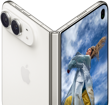 iPhone Duo pootevřený jako kniha, uprostřed je mechanismus pantu, na levé vnější straně logo Apple a dvojitý fotoaparát a na vnějším displeji napravo se zobrazuje fotka člověka s blonďatými vlasy