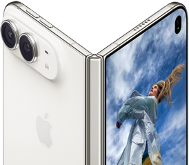 iPhone Duo pootevřený jako kniha, uprostřed je mechanismus pantu, na levé vnější straně logo Apple a dvojitý fotoaparát a na vnějším displeji napravo se zobrazuje fotka člověka s blonďatými vlasy