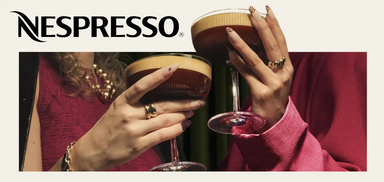 Logo Nespresso a žena držc dvě kvy Nespresso