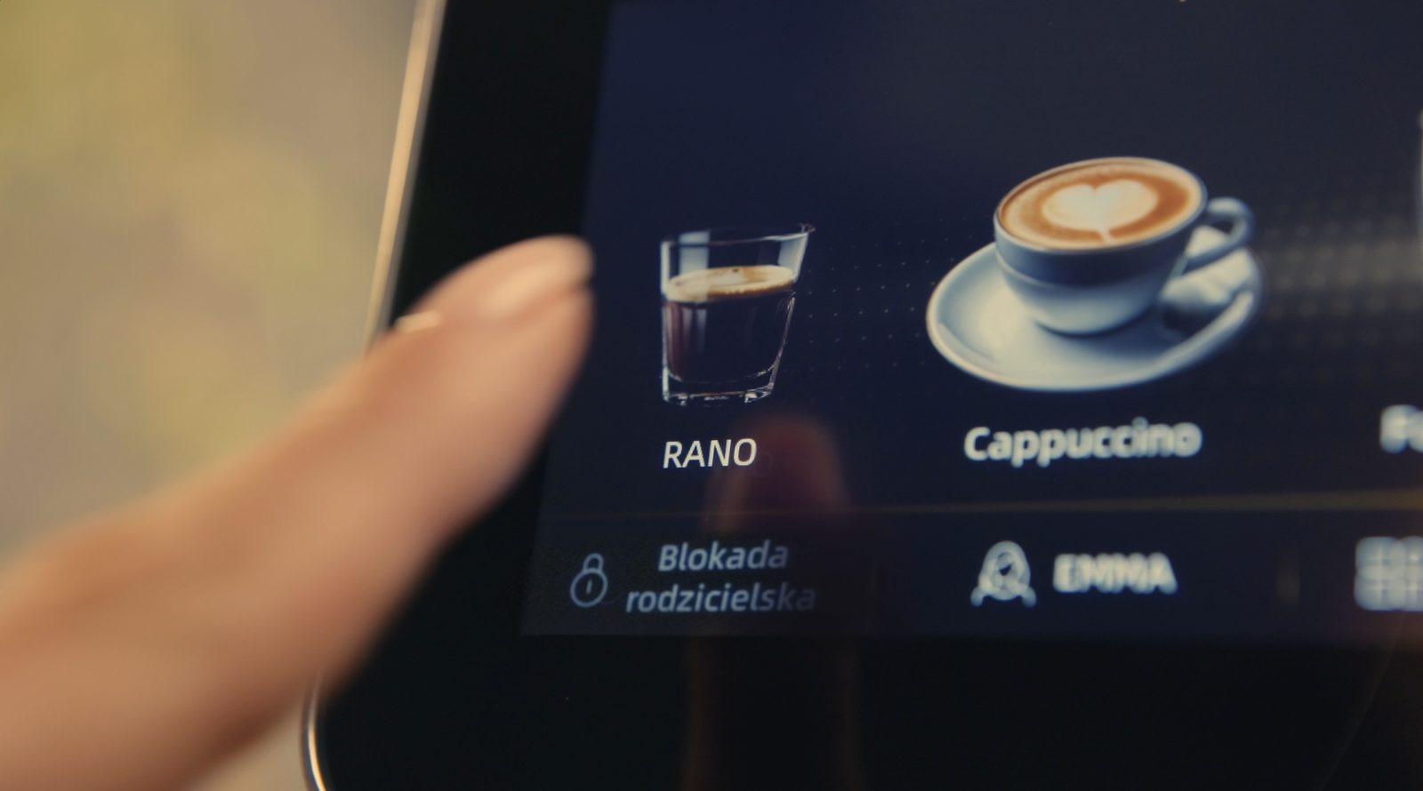 Dotykowy ekran ekspresu SES 9470 z menu napojów