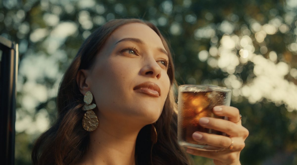 Kobieta pijąca kawę Cold Brew z lodem